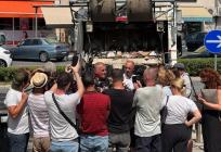 FOTO/VIDEO Bulj s kamionom smeća stigao pred Županiju