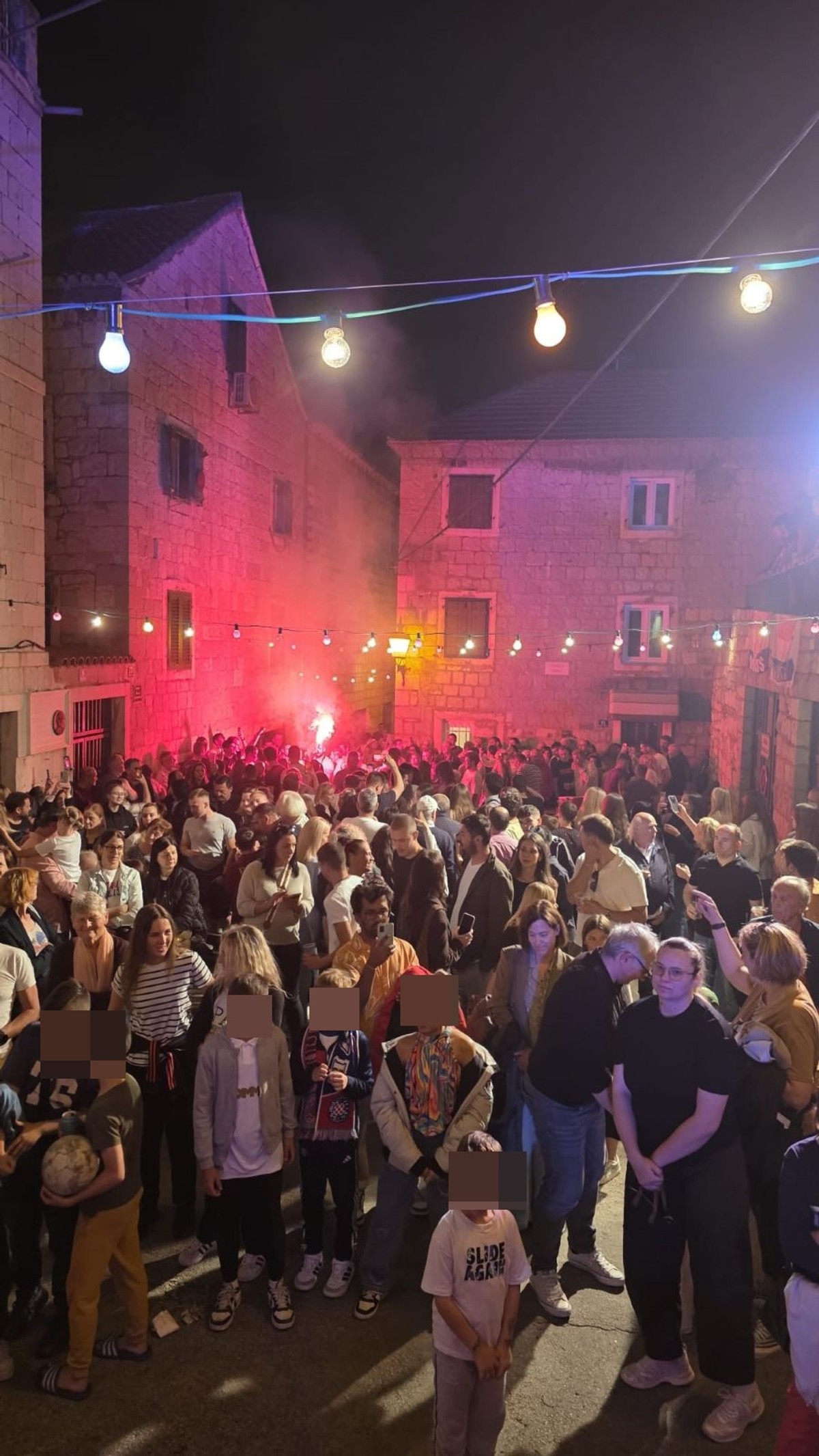 VIDEO: FEŠTA U VAROŠU Festivo i Johnny Gitara izišli na pozornicu s karijolom punom pića
