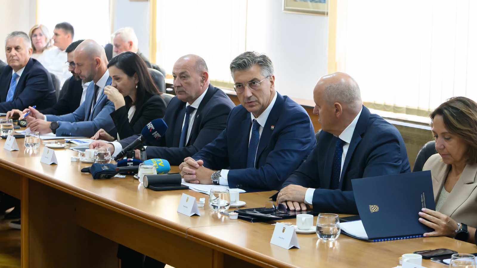Plenković poslao poruku Ličanima: Na sastanku u Gospiću pio vodu iz lokalnog vodovoda