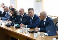 Plenković poslao poruku Ličanima: Na sastanku u Gospiću pio vodu iz lokalnog vodovoda
