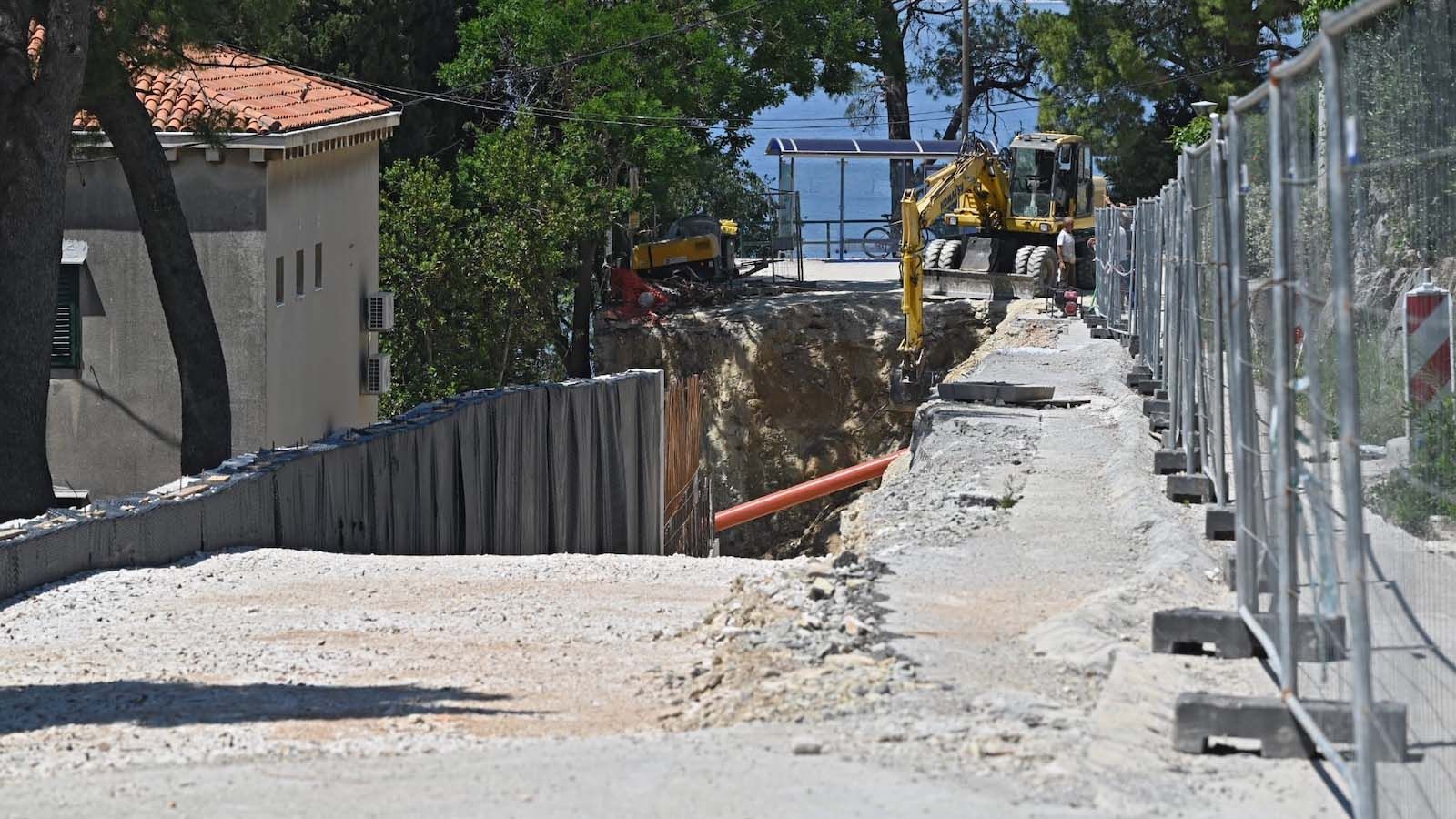 FOTOGALERIJA Kod Instituta se sanira opasni zid, ali problem otpadnih voda i dalje ostaje