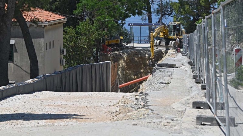 FOTOGALERIJA Kod Instituta se sanira opasni zid, ali problem otpadnih voda i dalje ostaje