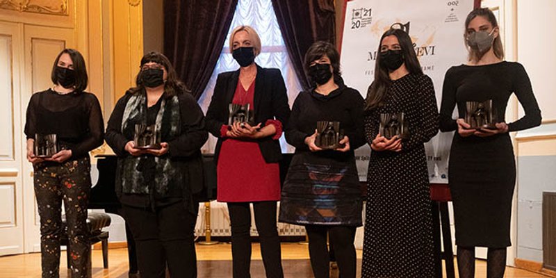 SKROMNA SVEČANOST Marin Držić u rukama Marine Vujčić, Ana Marija Veselčić zaslužna što je jedan Marul ostao u Splitu