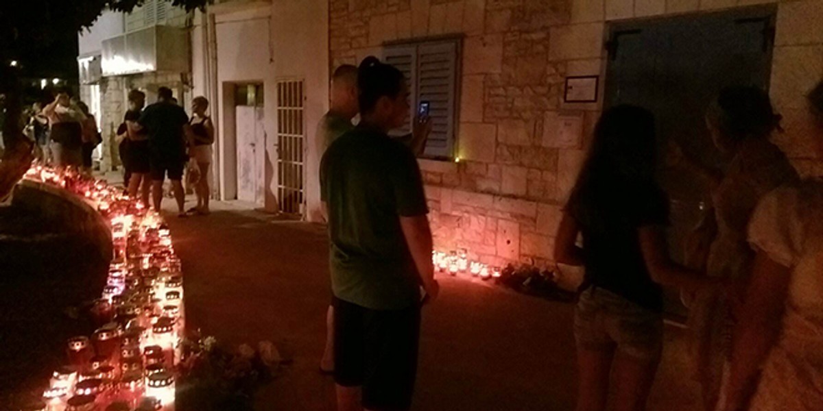 UŽIVO ISPRAĆAJ OLIVERA: Katamaran se otisnuo od obale uz pjesmu 'Vela Luka', brojni brodovi ga ispratili iz splitske luke