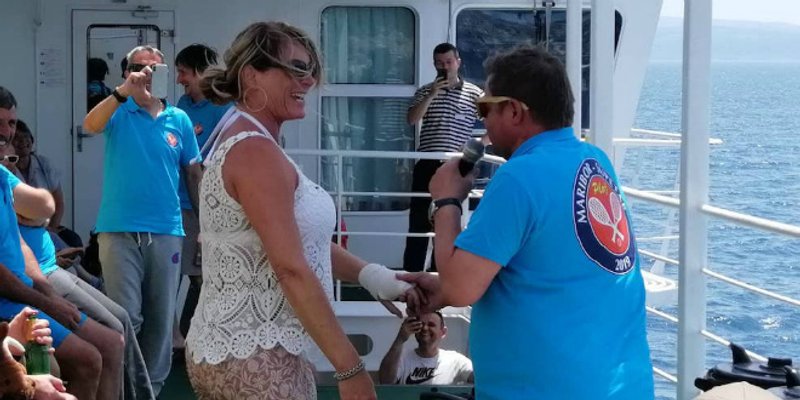 VIDEO Pogledajte kako vesela ekipa Slovenaca zabavlja putnike na Hrvatu