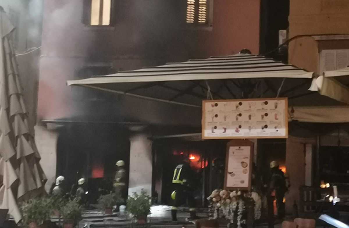 POŽAR U CENTRU SPLITA: Gori u restoranu na Pjaci!