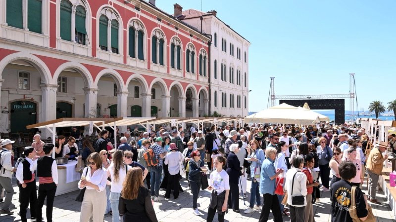 SPLIT MIRIŠE NA TRADICIJU Posjetitelji preplavili Prokurative na otvorenju Taste of Split festivala