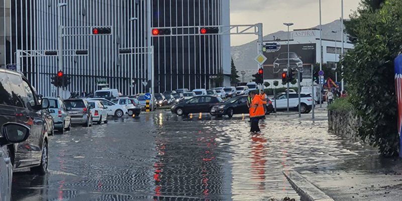 FOTO/VIDEO Kiša u manje od dvije minute stvorila kaos na splitskim cestama