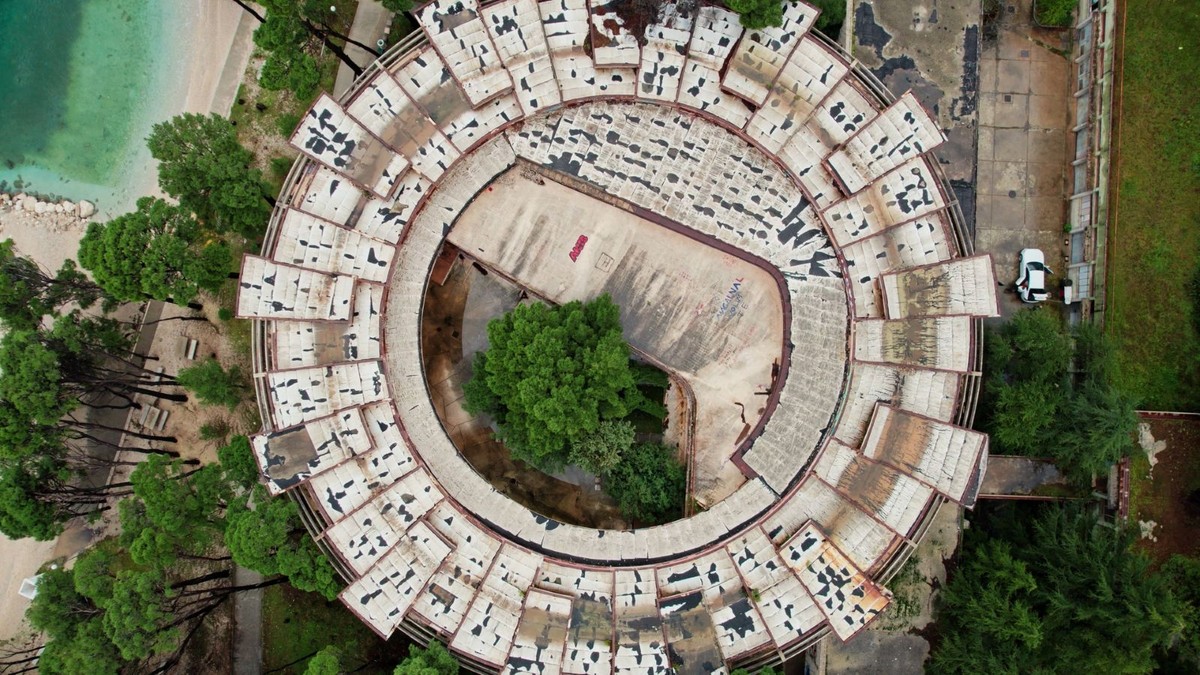 VIDEO Zašto ovaj 'svemirski brod' pokraj Makarske propada?