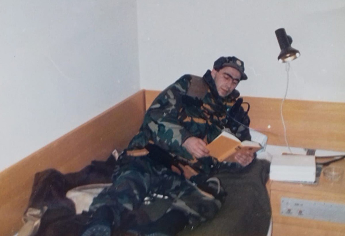 HEROJ DOMOVINSKOG RATA Na današnji dan poginuo je jedan od najhrabrijih hrvatskih branitelja, prije smrti je dao vukovarskim djevojčicama svoj lančić i grb