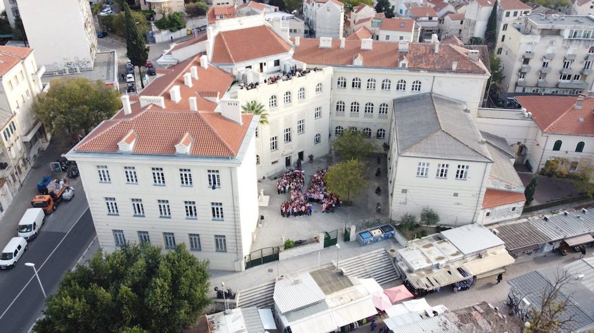 Splitski gimnazijalci formirali Livajinu 14-icu i snimili milenijsku fotografiju za današnju utakmicu