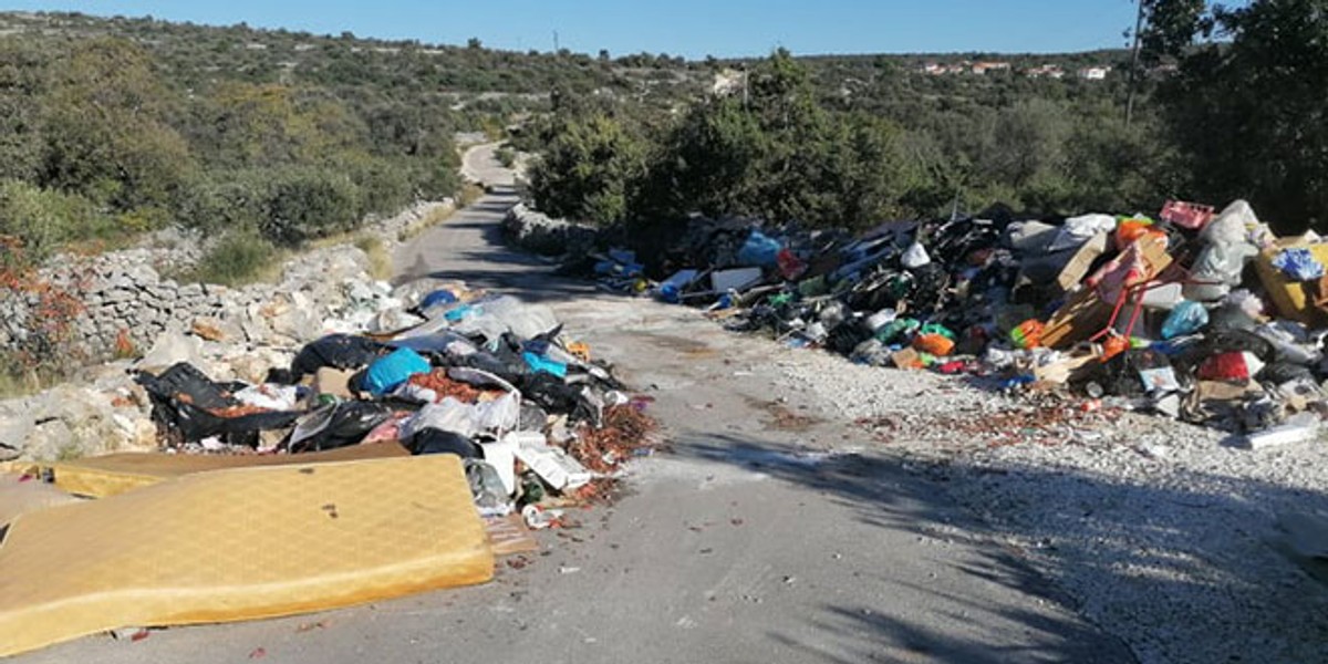 NI PRASCI SE NE BI POSRAMILI: Ovako izgleda jedina cesta prema prelijepoj dalmatinskoj uvali!