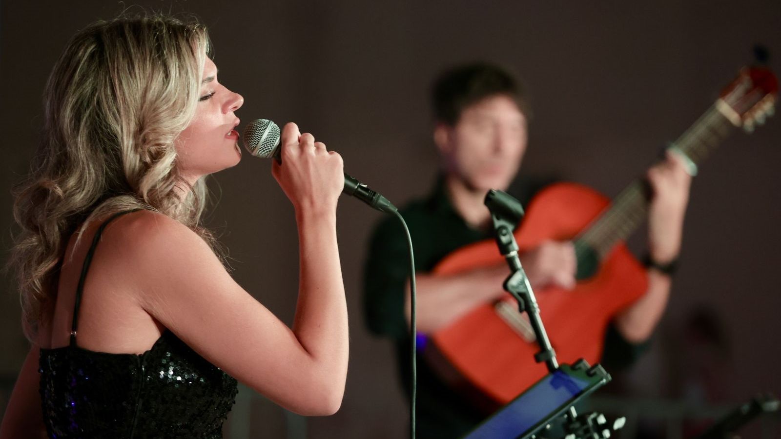 FOTO/VIDEO Splićani uživali u glazbenoj večeri ispred HNK: Acoustic Touch održao koncert