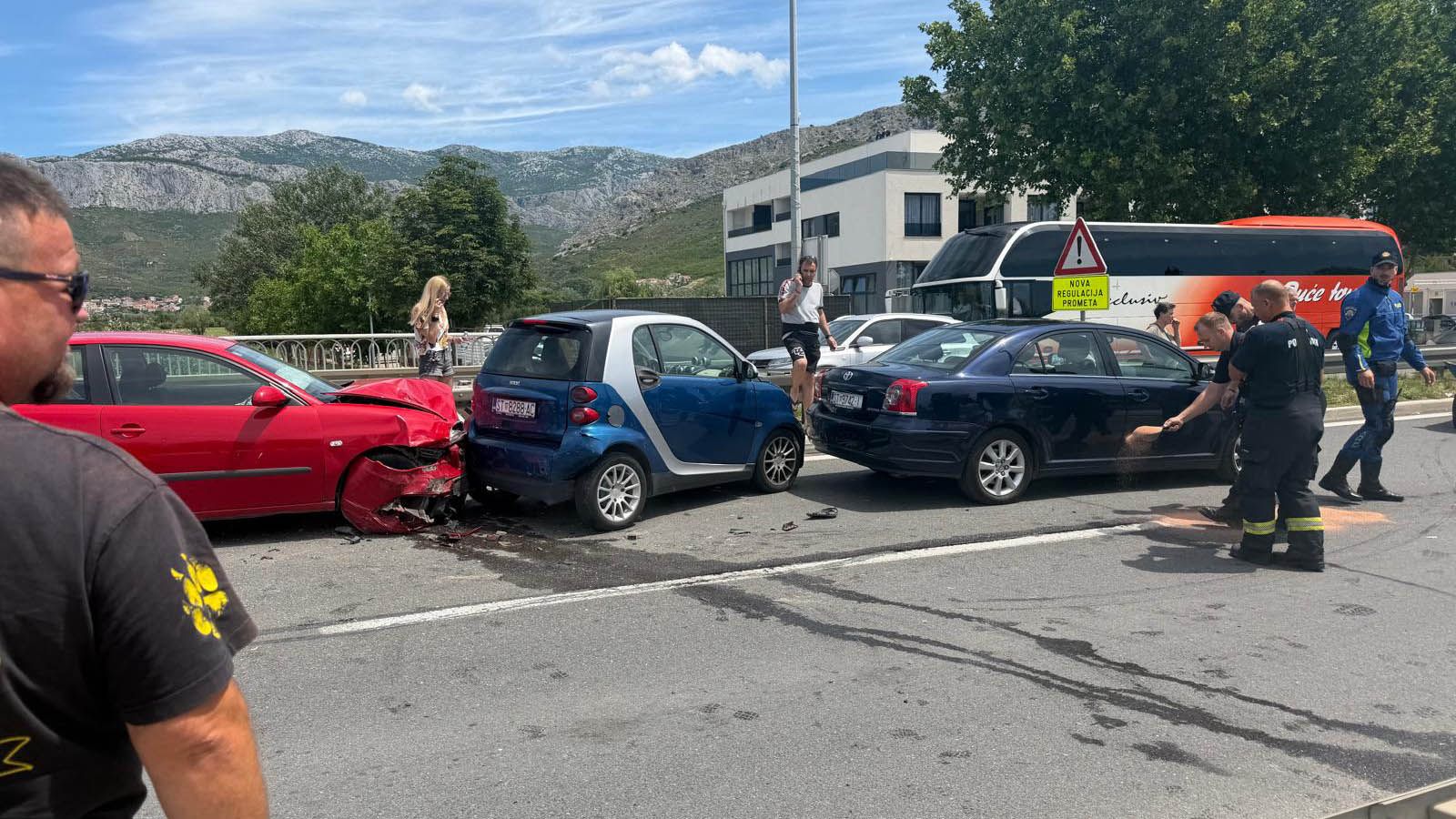 TEŠKA NESREĆA U STROŽANCU Sudarilo se pet auta, dvije osobe su ozlijeđene