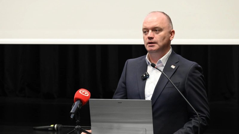 Ministar Šipić dodijelio 3,8 milijuna eura za dječje vrtiće i igrališta u Dalmaciji: 'To nije trošak'