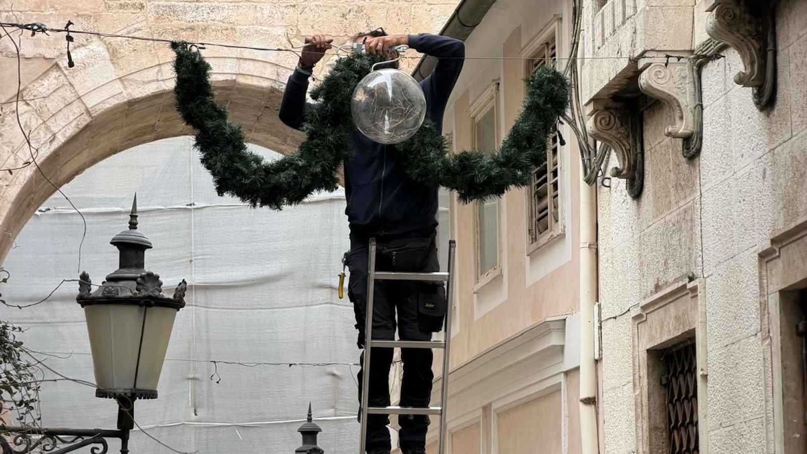 FOTO Split se već kiti za Božić: Na ulicama lampice, a među njima turisti u sandalama