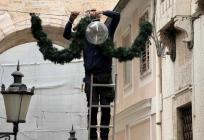 FOTO Split se već kiti za Božić: Na ulicama lampice, a među njima turisti u sandalama