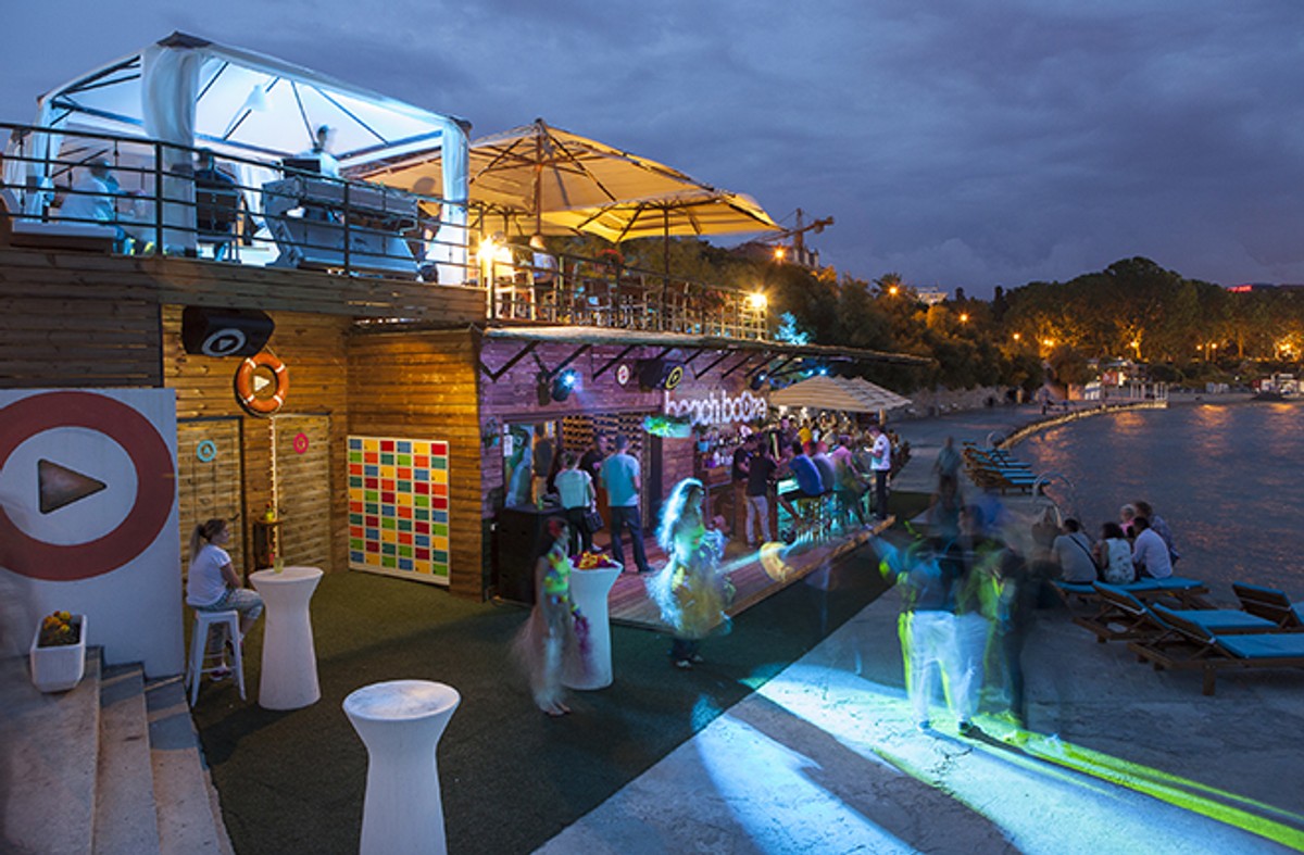 Seksi Mađarica Niki Belucci otvara ljetnu sezonu beach partyja na Bačvicama