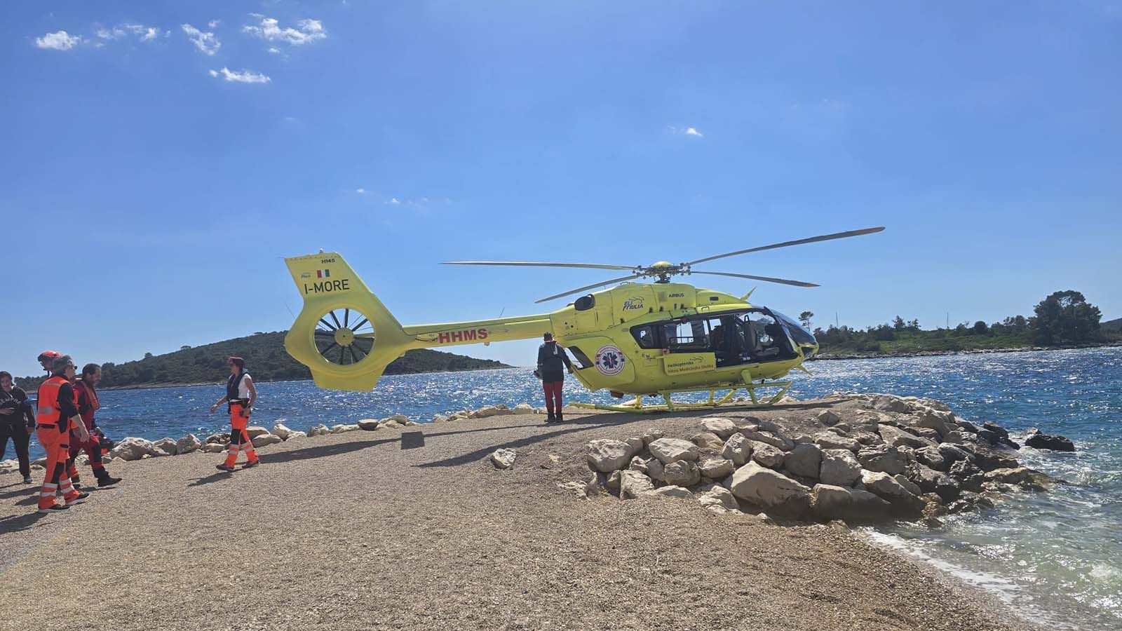 VIDEO Snimke dramatičnog spašavanja na Šolti: Helikopter je sletio na plažu, micali su se stolovi, stolice, reklame...