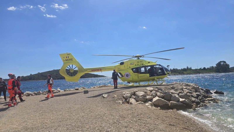 VIDEO Snimke dramatičnog spašavanja na Šolti: Helikopter je sletio na plažu, micali su se stolovi, stolice, reklame...