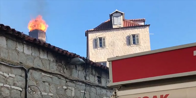 VATROGASCI U CENTRU SPLITA Požar u splitskom restoranu, gori dimnjak