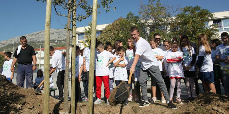 Razmišljam EKOlogično: Sadnjom kostela i maslina učenici OŠ Sv. Kajo obilježili Dan borbe protiv klimatskih promjena