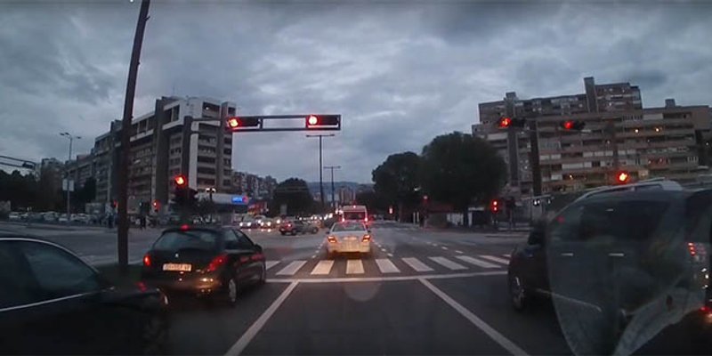 KAKAV BEZOBRAZLUK Na splitskom raskrižju vozač krenuo za Hitnom kroz crveno