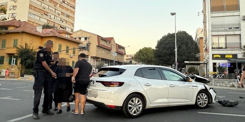 FOTO: PROMETNA KRAJ KROMA Sudarili se službeni policijski i osobni automobil