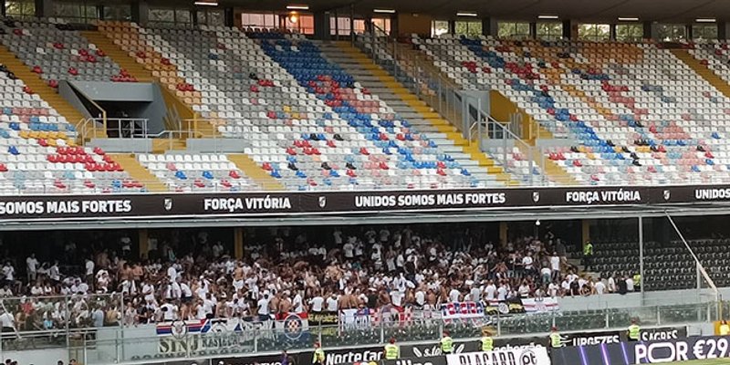 VIDEO: Hajdukov team manager pogođen upaljačem, kondicijski trener bocom, a Torcidu maltretiraju na još neviđen način