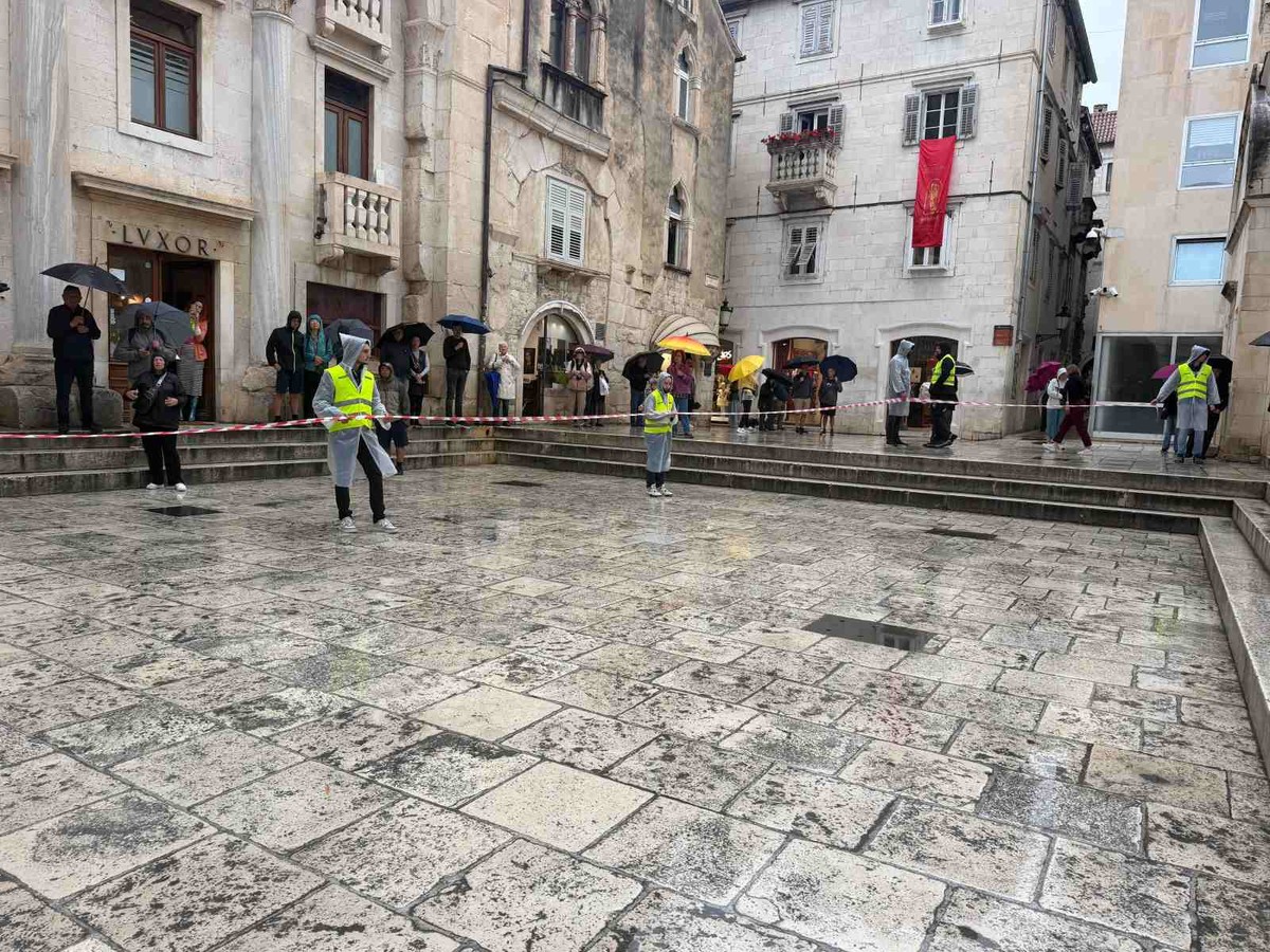 UŽIVO Split slavi svog zaštitnika: Unatoč kiši, procesija ide prema planu