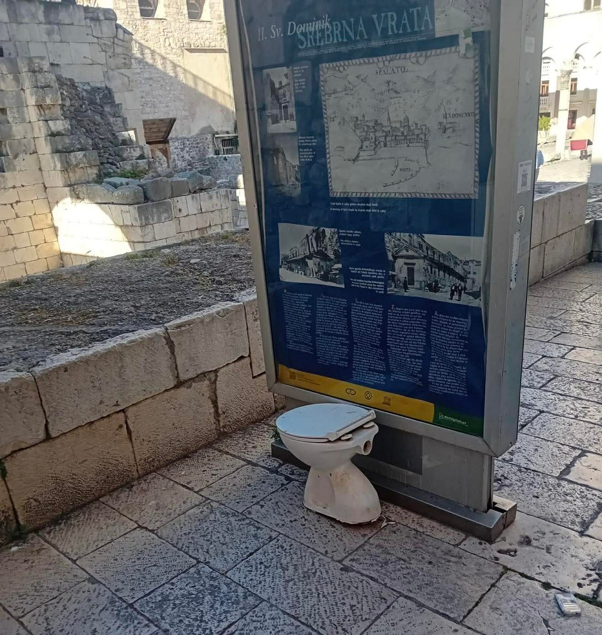 NEVIĐENO! U srcu Splita osvanula šporka toaletna školjka