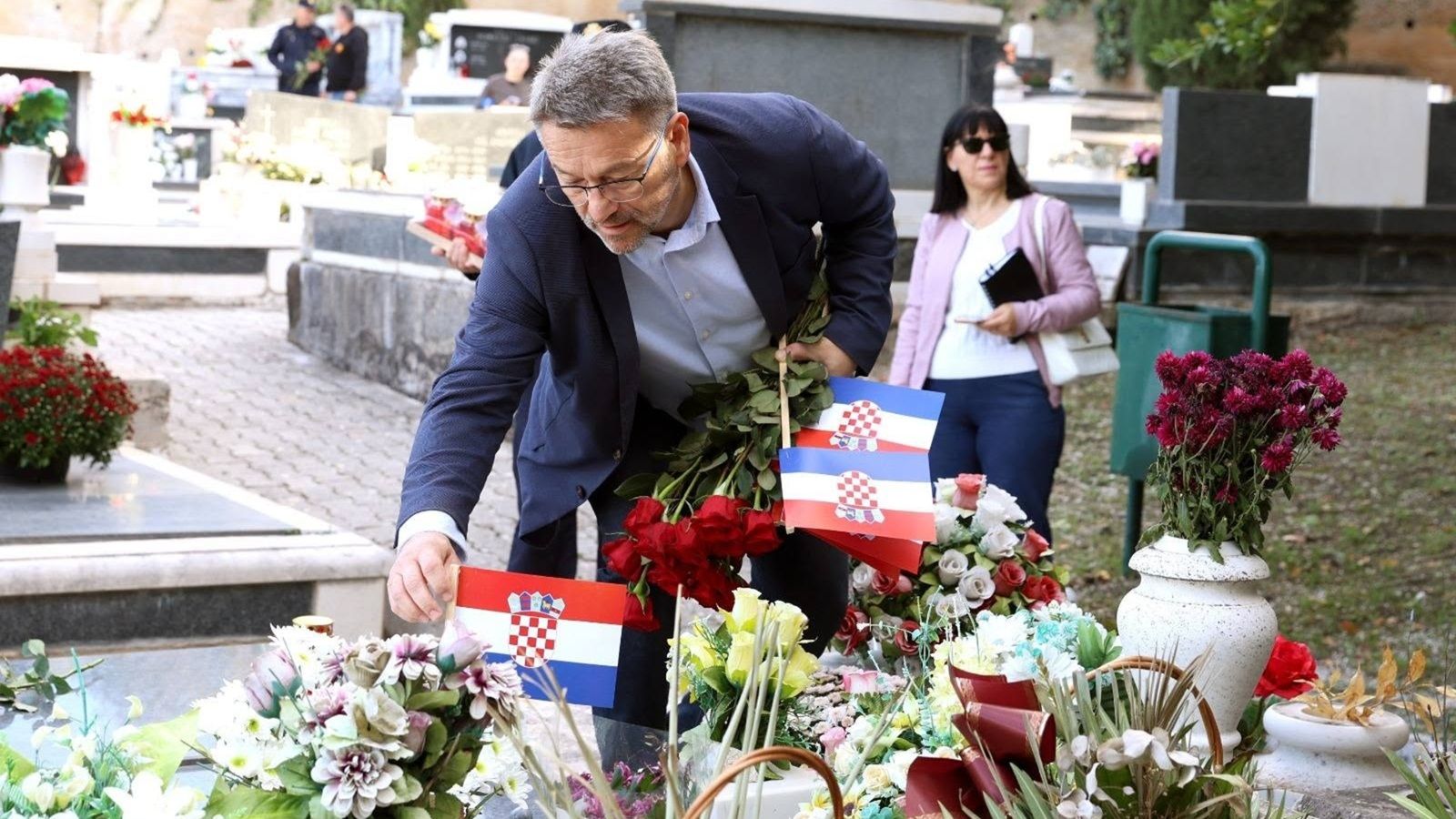 FOTO Solinski gradonačelnik položio 160 ruža na grobove poginulih i preminulih hrvatskih branitelja