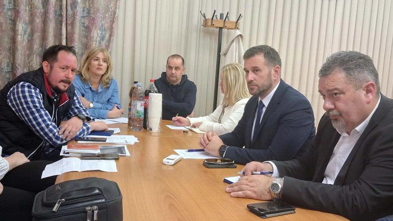 SASTANAK U ŽRNOVNICI: Šuta s predstavnicima odbora i gradskih tvrtki razgovarao o projektima koji mijenjaju lokalnu zajednicu