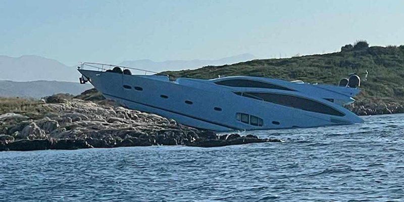 FOTOGALERIJA Drama u trogirskom akvatoriju: Zapovjednik nasukao jahtu na otočić zbog prodora mora