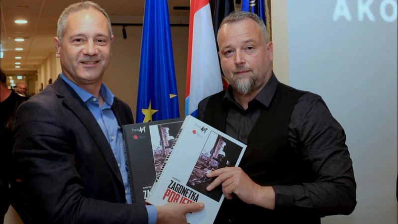 VETERANSKI CENTAR SINJ Predstavljena knjiga 'Zagonetka pobjede' Olivera Peze