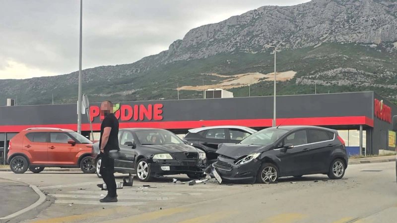Sudar tri auta u Kaštelima, jedna osoba ozlijeđena