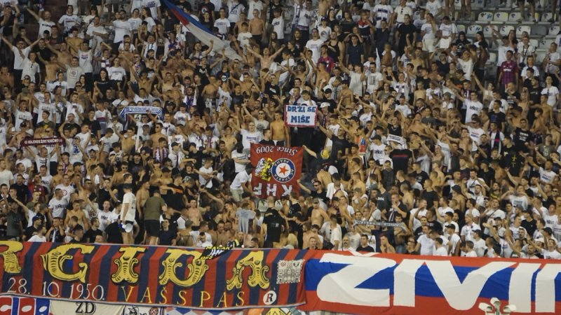 Torcida zapalila transparent navijačke grupe koja je podržala Mladića