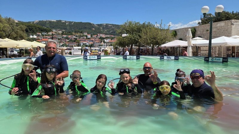 FOTOGALERIJA Održana promocija ronjenja u centru grada Raba