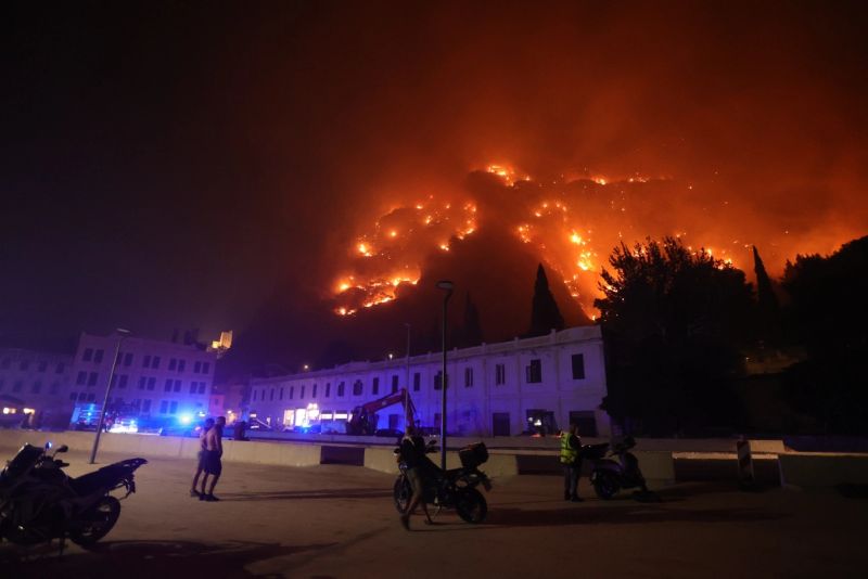NEZAPAMĆENA KATASTROFA: U požaru koji je krenuo od Lokve Rogoznice i ušao u Omiš najmanje desetero teško ozlijeđenih