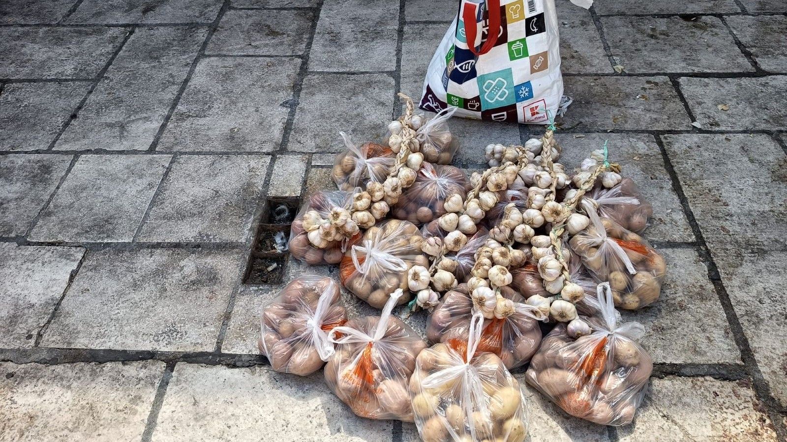 Zdravko iz Muća ponovno poklanja domaće namirnice Splićanima, ovo je pripremio ovog puta