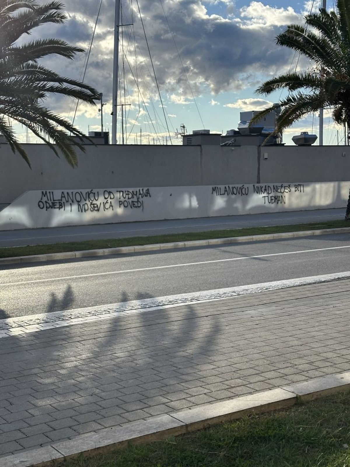 ZAPADNA OBALA Osvanuli uvredljivi grafiti upućeni Milanoviću
