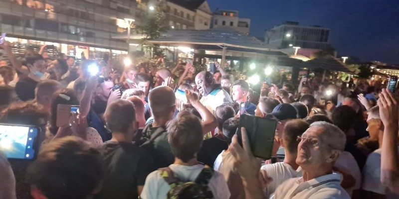 SVI ŽELE FOTKU S LEGENDOM Magic Johnson prošetao Zapadnom obalom