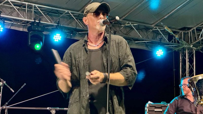 Luky se vratio na pozornicu: 'Nema nam gitarista, s HGSS-om otišao spašavati ljude'