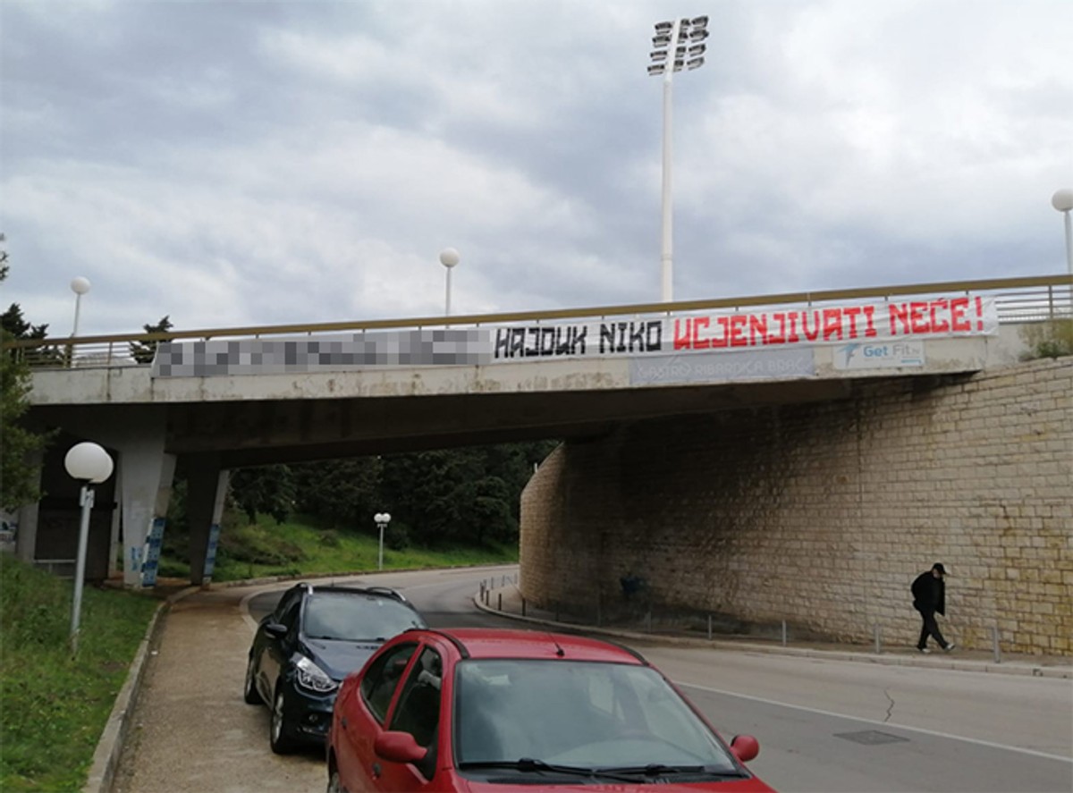 Uvredljiva poruka na Poljudu