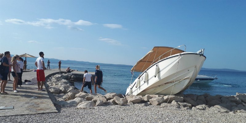 Na Trsteniku gliser s turistima izletio na stijene