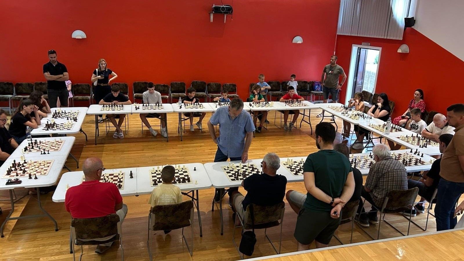 FOTO Velemajstor Žaja tijekom dva sata šaha odmjerio snage s 26 igrača, veliku većinu pobijedio