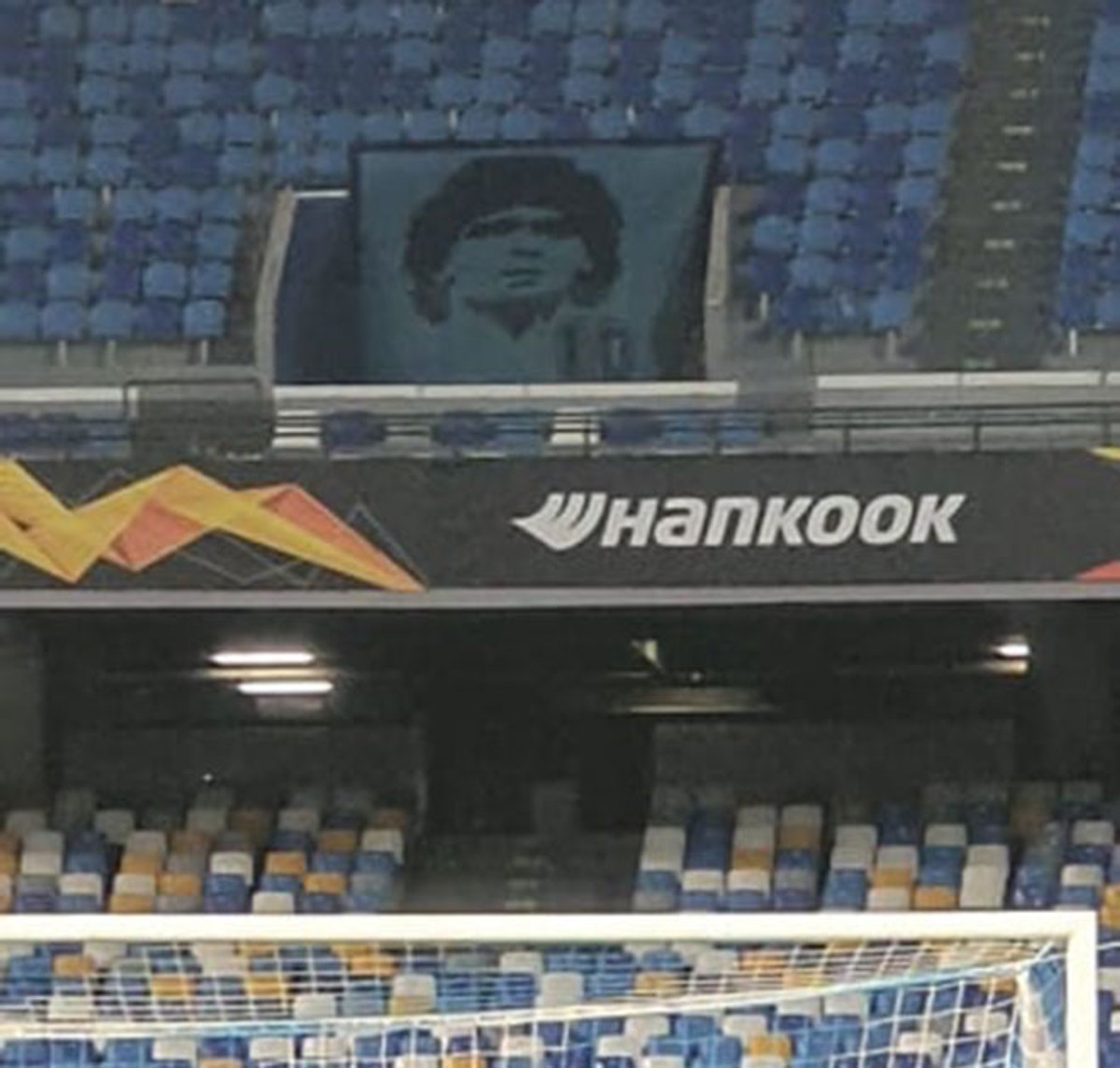 EKSKLUZIVNI VIDEO: Navijači Napolija ispred stadiona skandiraju Diegu, Riječane dočekala velika slika Maradone na semaforu!