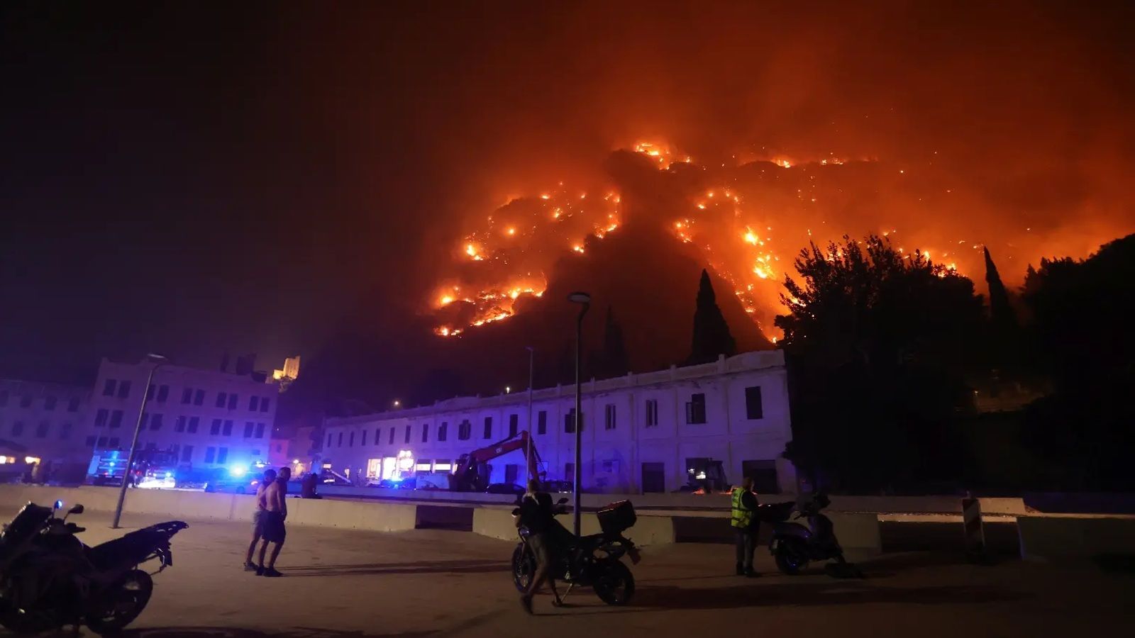 OGLASILA SE HRVATSKA VATROGASNA ZAJEDNICA: Hitna pomoć zbrinula 19 osoba, na požarištu je 286 vatrogasaca s 93 vozila