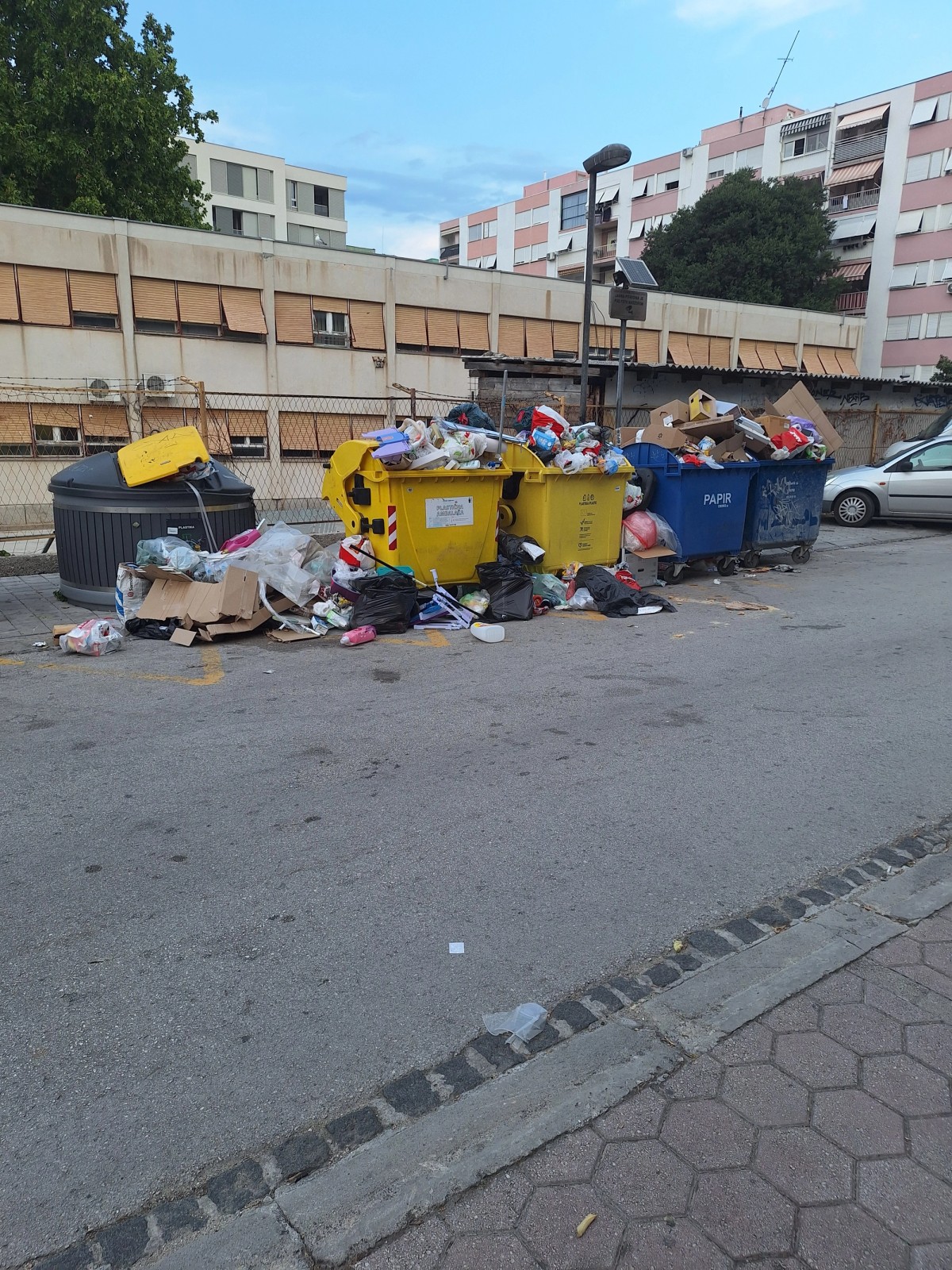 FOTO UBOD Stanari upozoravaju na problem s odvozom otpada nakon požara: 'Kontejneri se danima ne prazne'