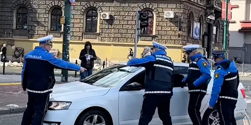 Autom krenuo prema prosvjednicima u Sarajevu, kod sebe imao hrpu droge i streljivo